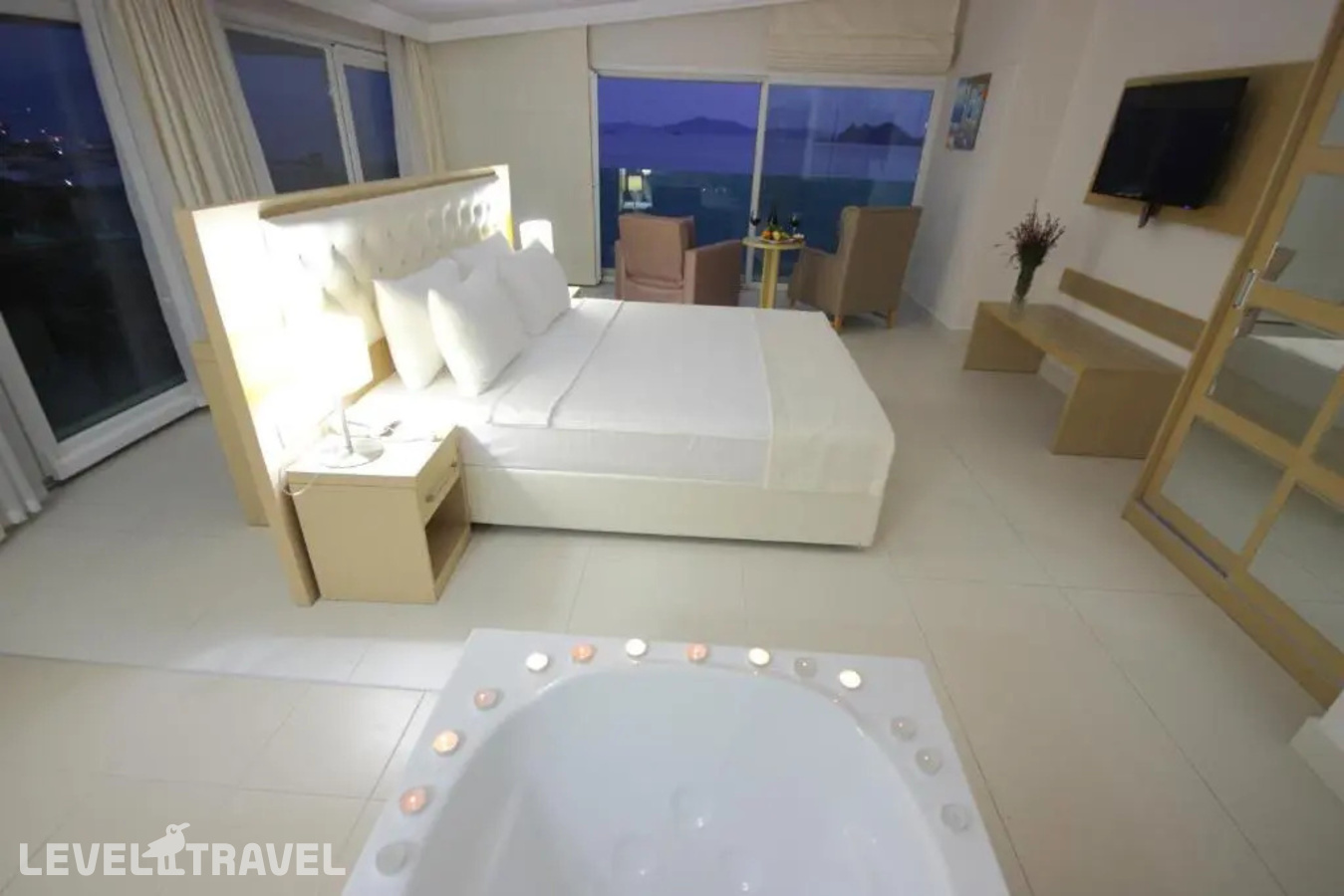фотографии номера Люкс с балконом и видом на море отеля Dragut Point North Hotel в Турция(Тургутреис) - фото №8