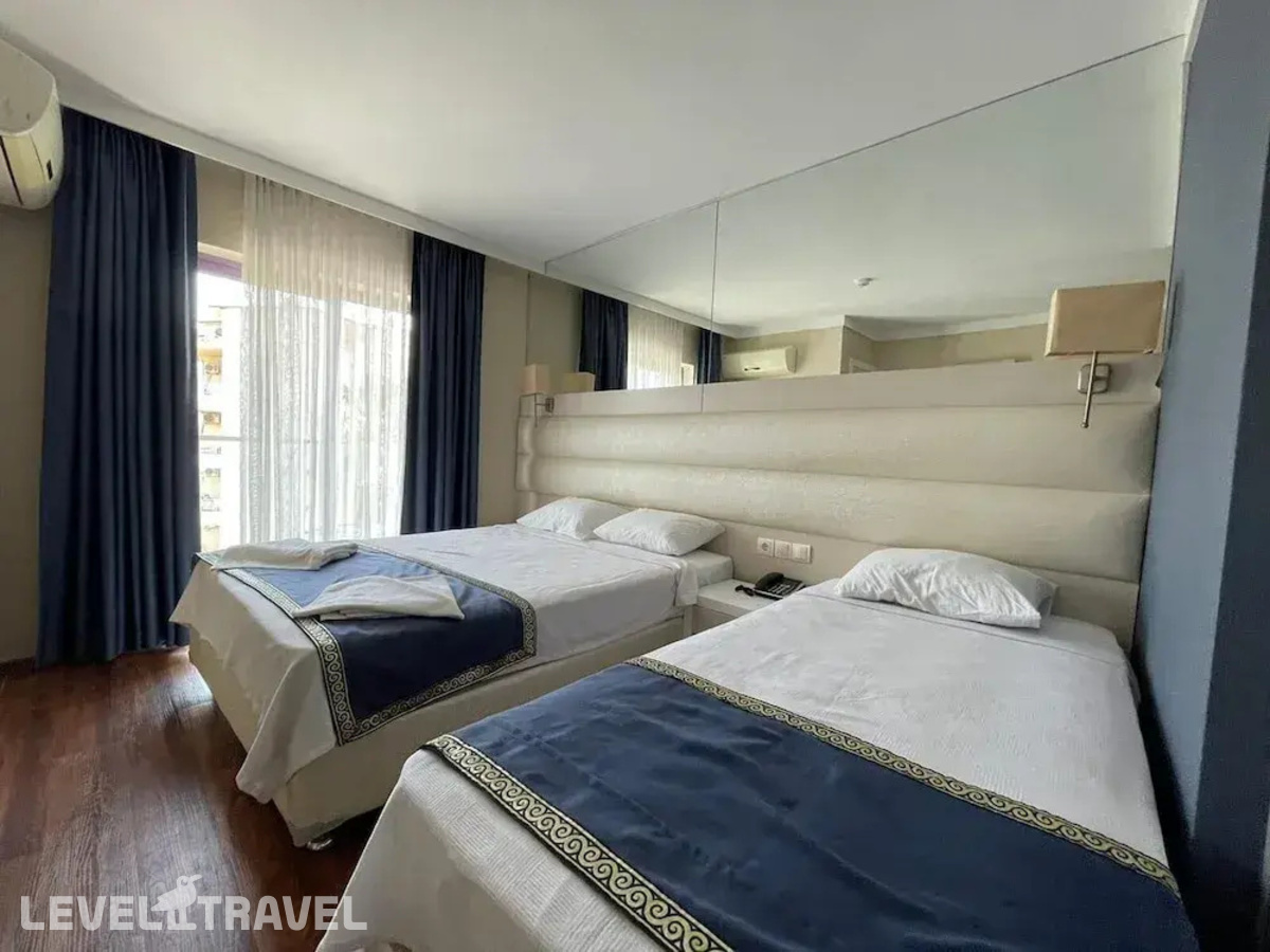 фотографии номера Трехместный с видом на бассейн отеля Gold Butik Hotel в Турция(Мармарис - центр) - фото №3