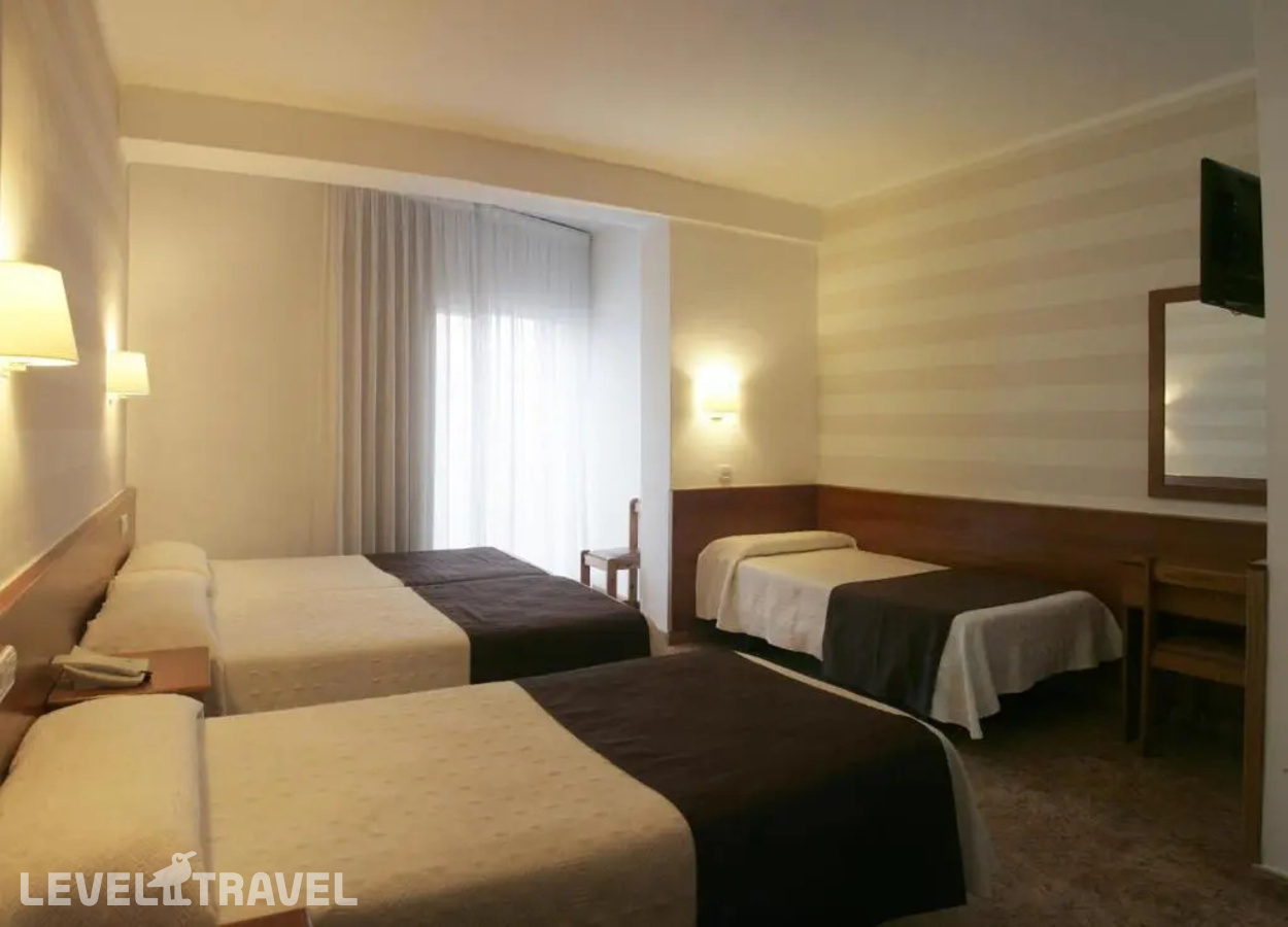 фотографии номера Четырехместный номер отеля Costa Brava Hotel в Испания(Бланес) - фото №1