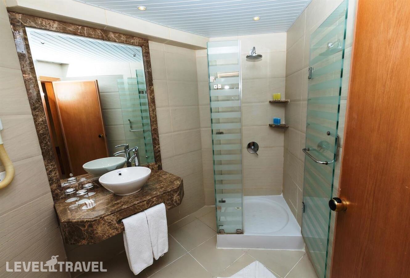 фотографии номера Семейный с видом на сад или море отеля Golden Beach Resort (Ex. Movie Gate Hurghada) в Египет(Хургада (город)) - фото №2