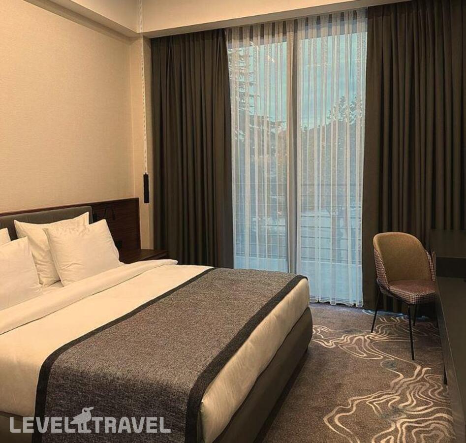 фотографии номера Стандартный с видом на бассейн отеля Отель Riviera Hotel в Абхазия(Сухум) - фото №1