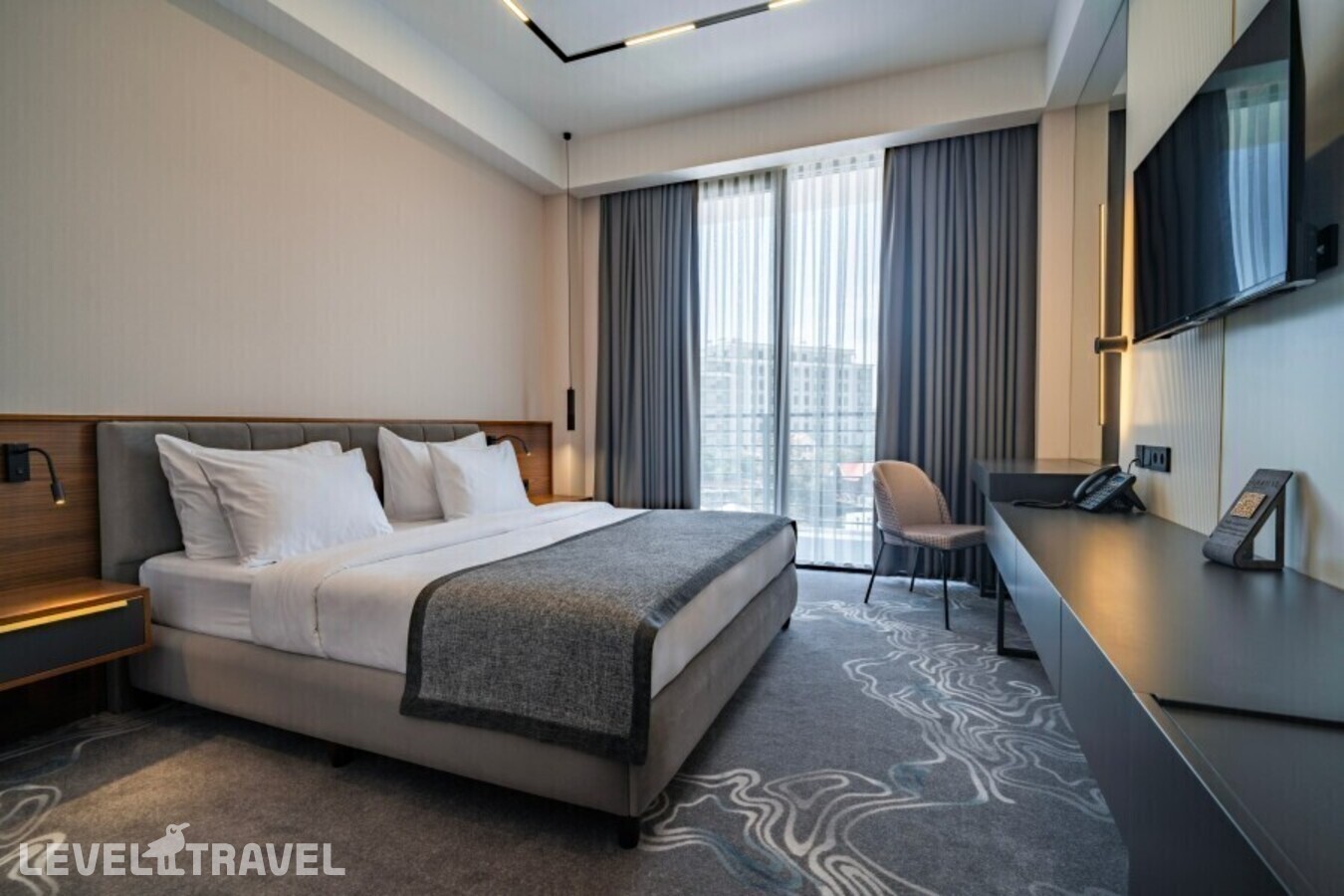 фотографии номера Стандартный с балконом с видом на бассейн отеля Отель Riviera Hotel в Абхазия(Сухум) - фото №1