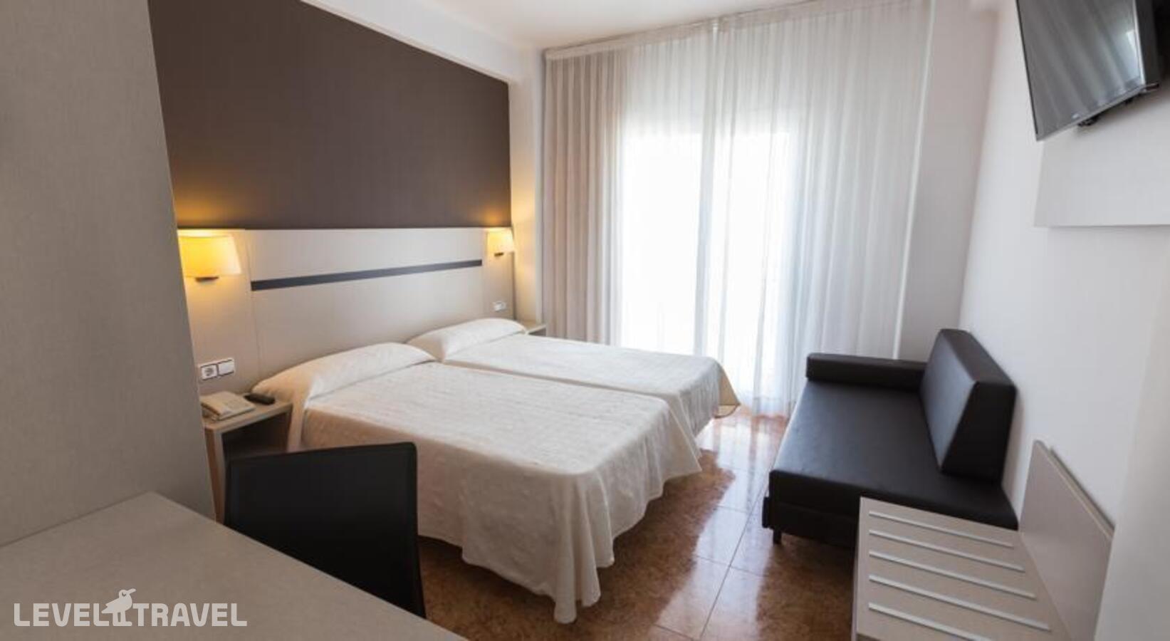 фотографии номера Стандартный номер отеля Costa Brava Hotel в Испания(Бланес) - фото №2