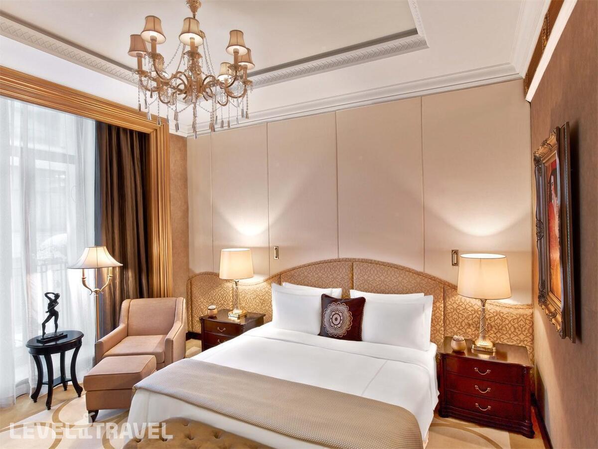 фотографии номера Улучшенный номер отеля The St. Regis Moscow Nikolskaya Hotel в Россия(Центральный административный округ (ЦАО)) - фото №1