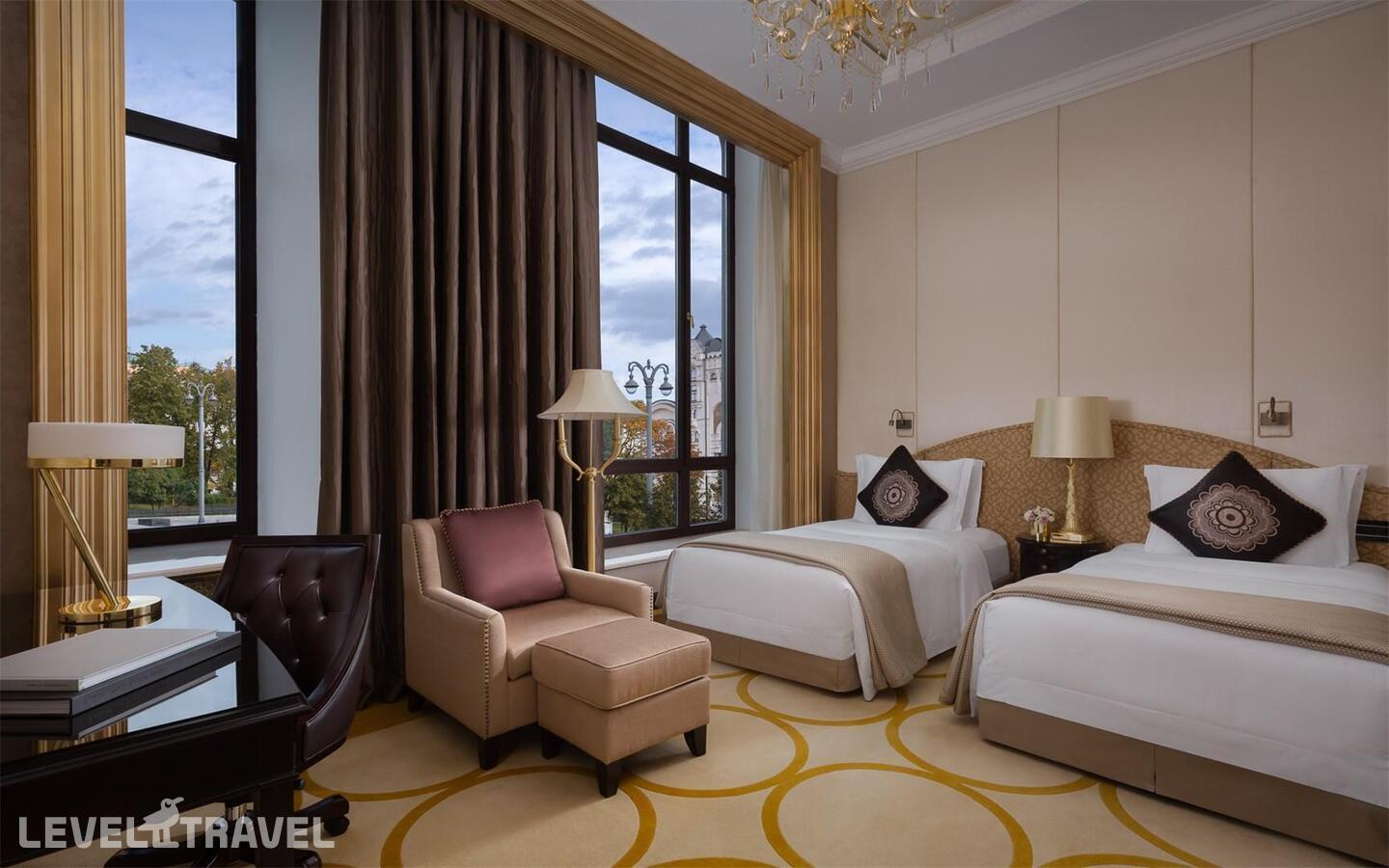 фотографии номера Делюкс (две односпальные кровати) отеля The St. Regis Moscow Nikolskaya Hotel в Россия(Центральный административный округ (ЦАО)) - фото №1