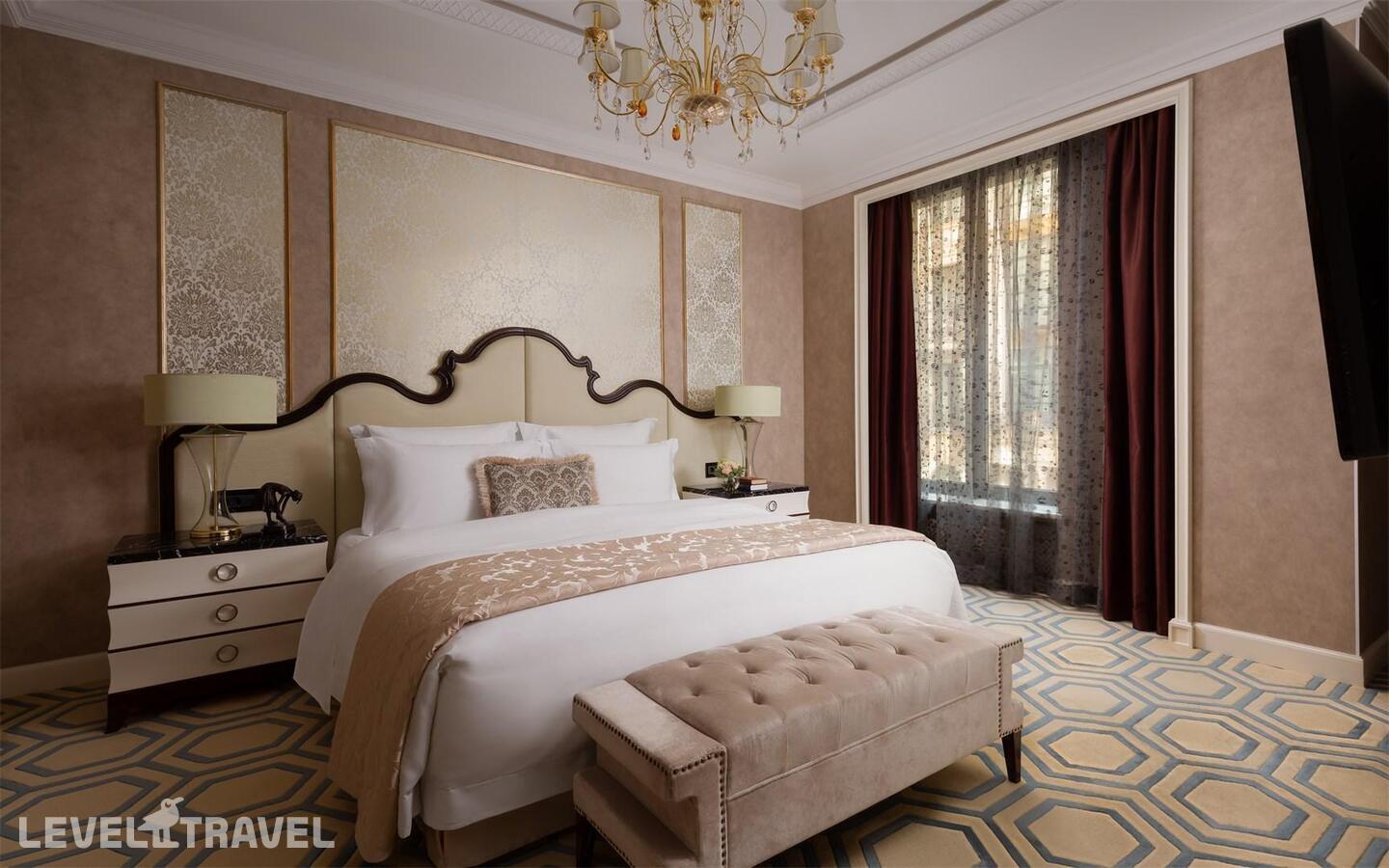 фотографии номера Полулюкс отеля The St. Regis Moscow Nikolskaya Hotel в Россия(Центральный административный округ (ЦАО)) - фото №1