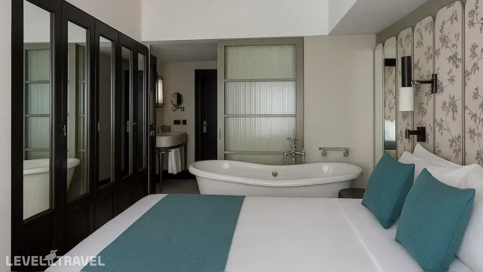 фотографии номера Люкс Гранд отеля The Wings Hotels Collection Istanbul (Ex. Room Mate Emir) в Турция(Бейоглу) - фото №1