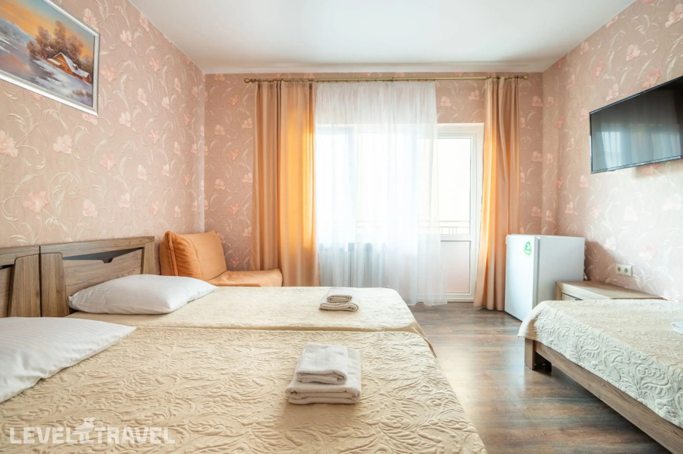 фотографии номера Трёхместный номер Comfort с видом на внутренний двор отеля Отель Эдельвейс в Россия(Адлер) - фото №15