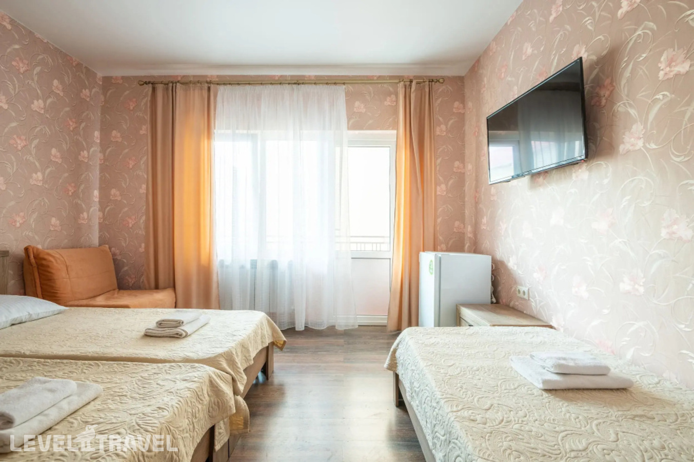 фотографии номера Трёхместный номер Comfort с видом на внутренний двор отеля Отель Эдельвейс в Россия(Адлер) - фото №13
