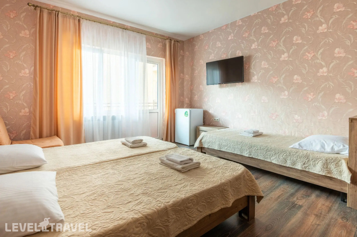 фотографии номера Трёхместный номер Comfort с видом на внутренний двор отеля Отель Эдельвейс в Россия(Адлер) - фото №14
