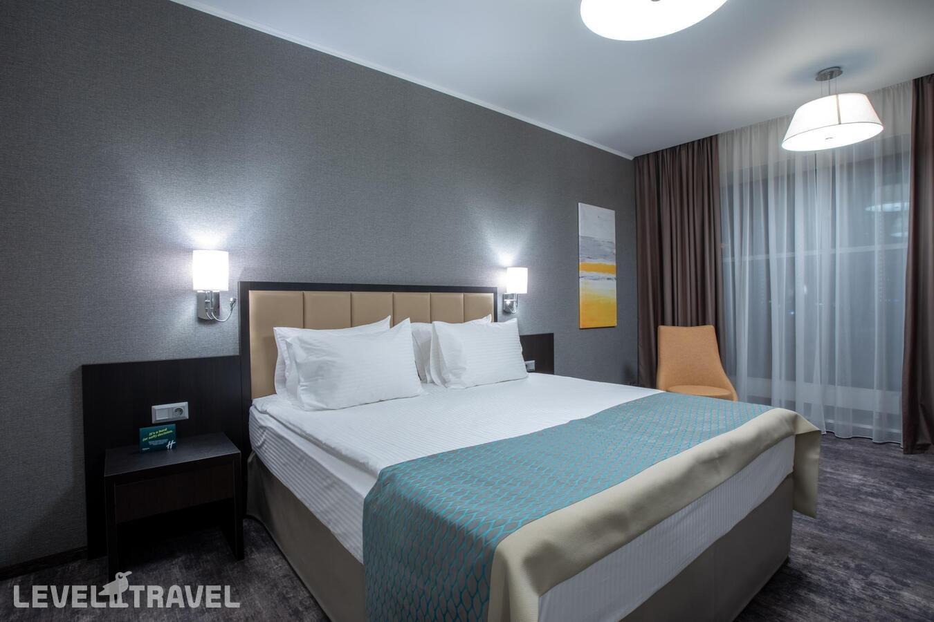 фотографии номера Люкс (двуспальная кровать) отеля Holiday Inn Челябинск в Россия(Челябинск) - фото №1