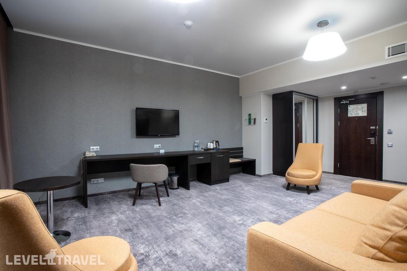 фотографии номера Люкс (двуспальная кровать) отеля Holiday Inn Челябинск в Россия(Челябинск) - фото №2