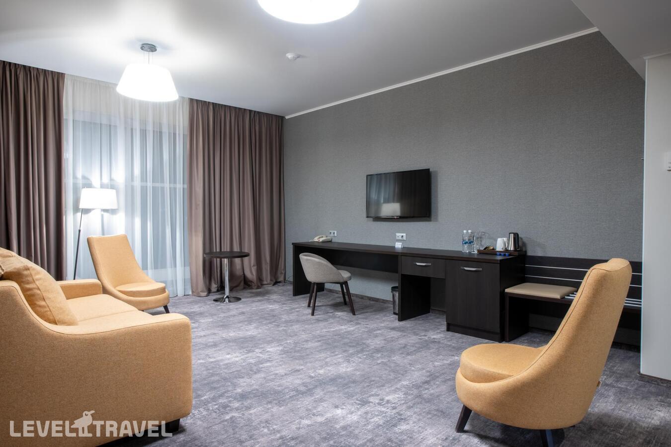 фотографии номера Люкс (двуспальная кровать) отеля Holiday Inn Челябинск в Россия(Челябинск) - фото №3