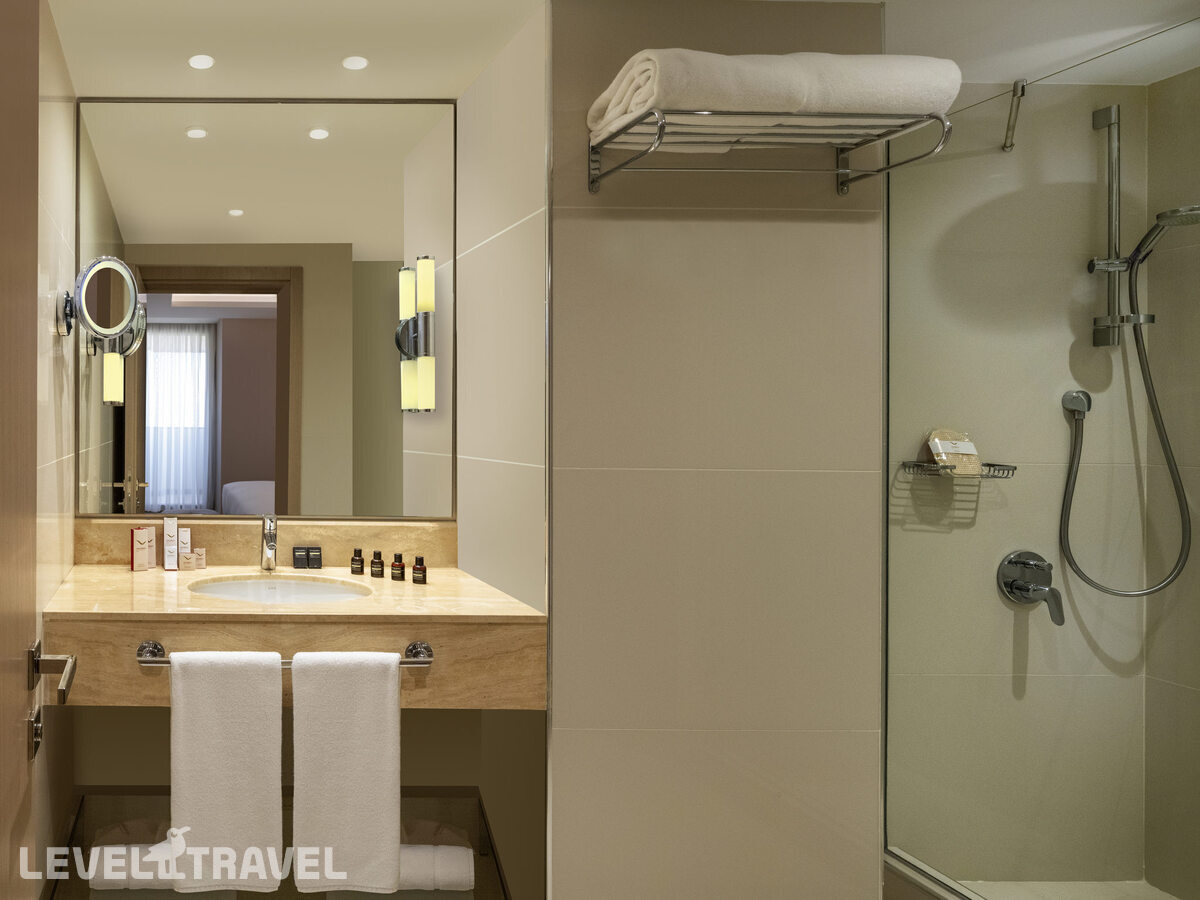 фотографии номера Улучшенный с видом на город отеля Movenpick Hotel Istanbul Bosphorus (Ex.Mercure Istanbul City Bosphorus) в Турция(Бешикташ) - фото №3