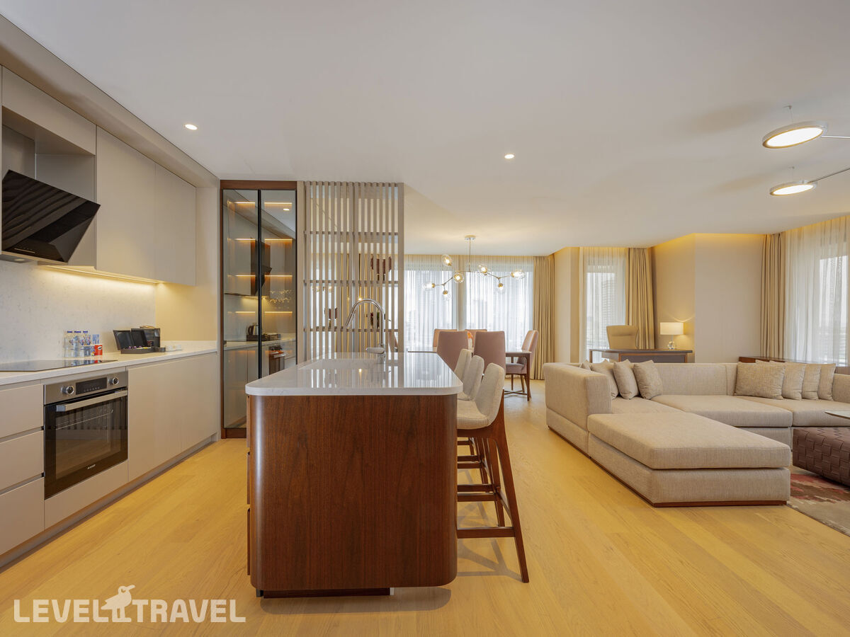 фотографии номера Люкс Royal с видом на Босфор отеля Movenpick Hotel Istanbul Bosphorus (Ex.Mercure Istanbul City Bosphorus) в Турция(Бешикташ) - фото №2