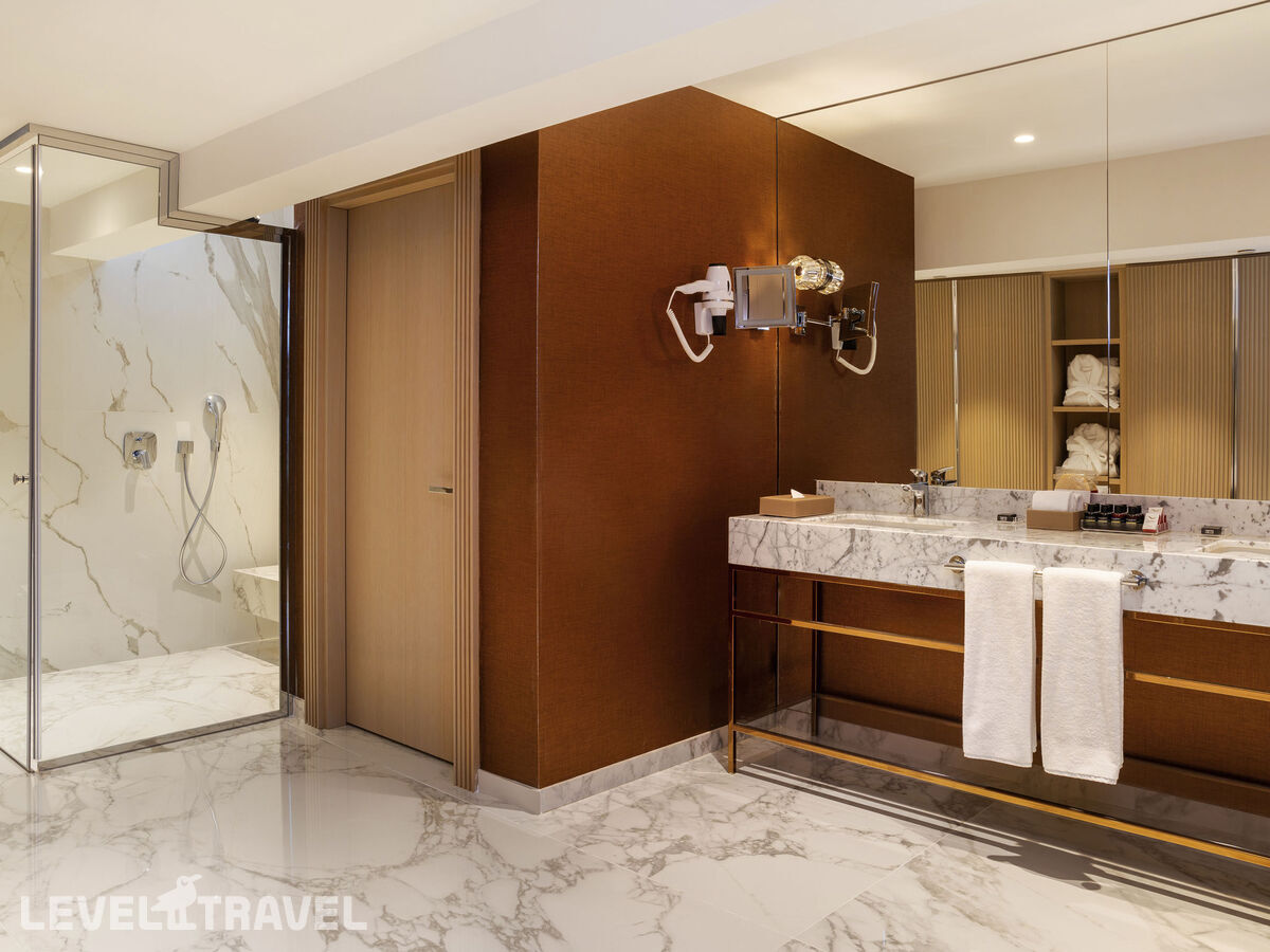фотографии номера Люкс Royal с видом на Босфор отеля Movenpick Hotel Istanbul Bosphorus (Ex.Mercure Istanbul City Bosphorus) в Турция(Бешикташ) - фото №4