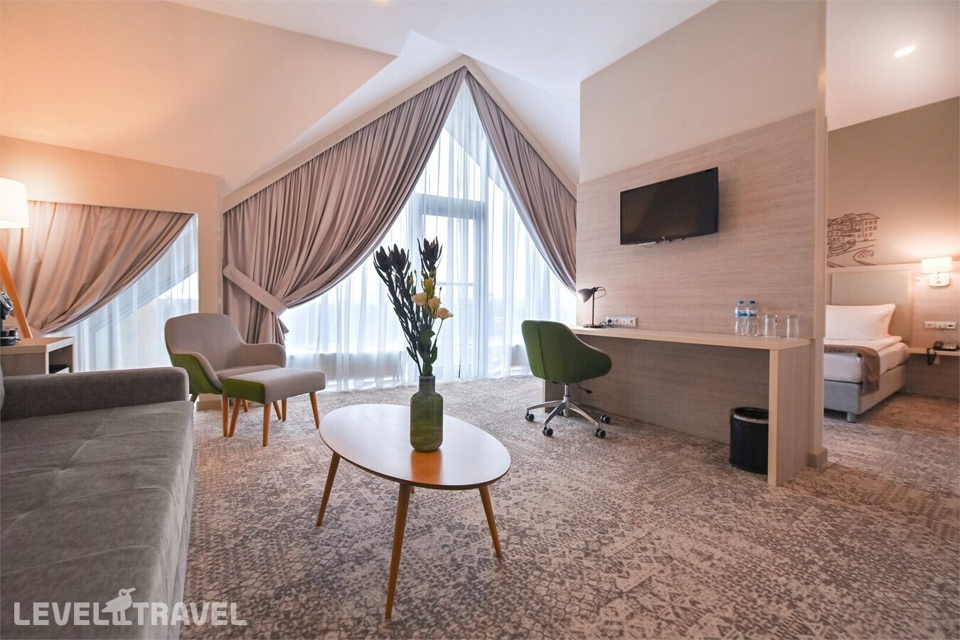 фотографии номера Представительский с диваном и панорамным видом на реку отеля Holiday Inn Калининград в Россия(Калининград) - фото №10