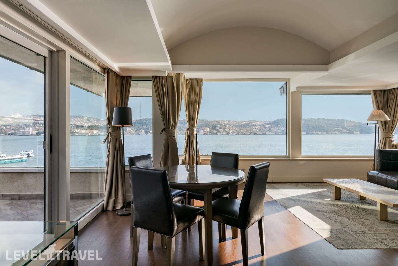 фотографии номера Люкс с террасой и видом на Босфор отеля Radisson Blu Bosphorus Hotel, Istanbul в Турция(Бешикташ) - фото №2