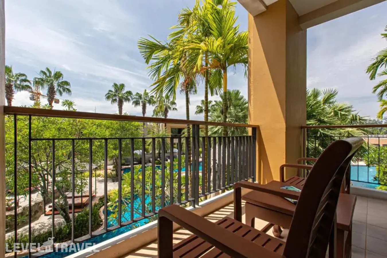 фотографии номера Делюкс с балконом и видом на бассейн отеля Rawai Palm Beach Resort в Таиланд(Равай) - фото №3