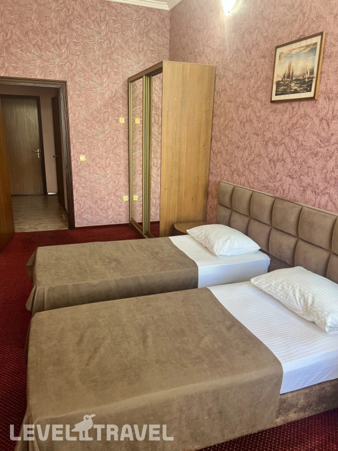 фотографии номера Стандартный с балконом (две односпальные кровати) отеля Корсар Отель в Россия(Адлер) - фото №4