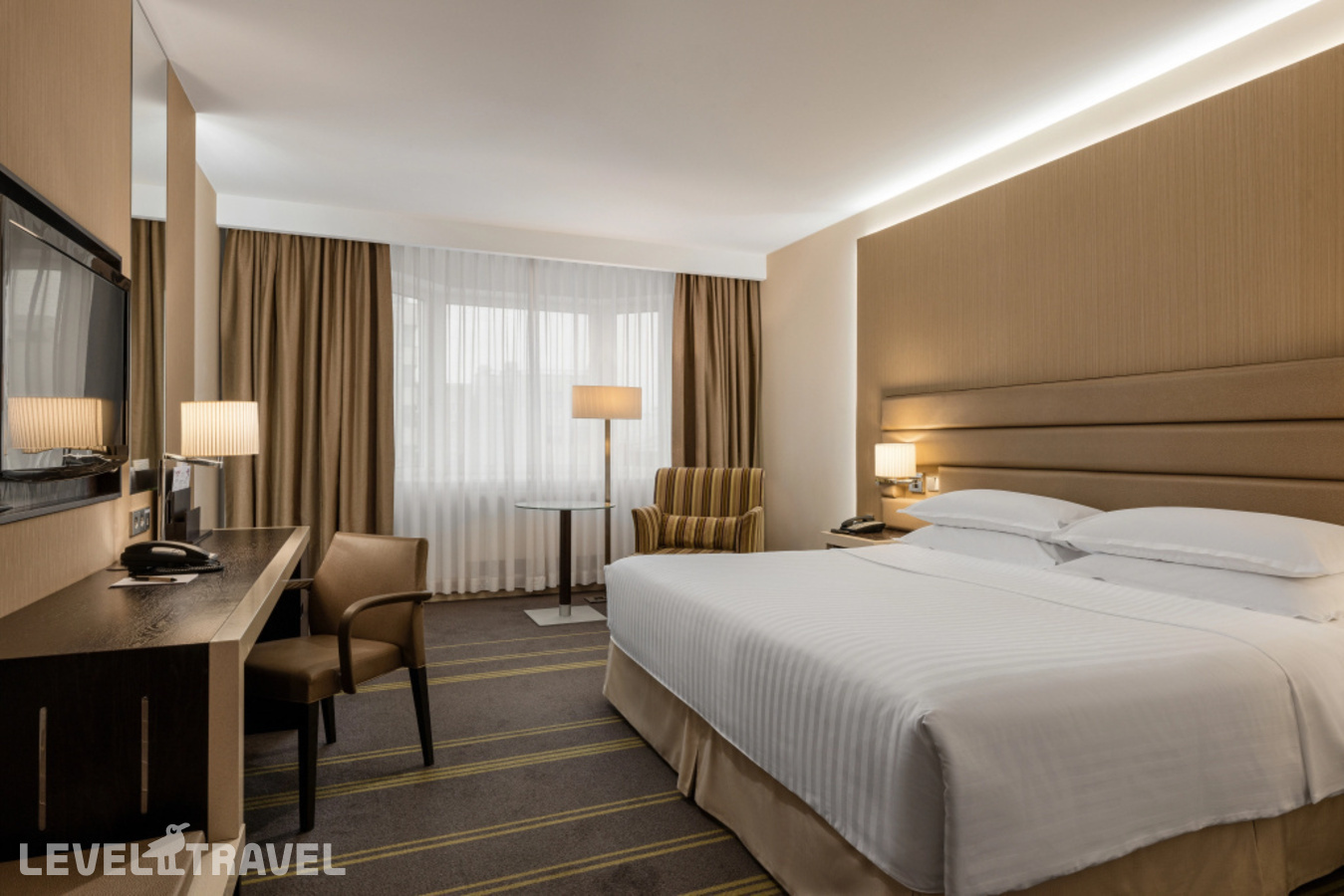 фотографии номера Номер Представительский отеля Safmar Palace (Ex. Sheraton Palace Hotel Moscow) в Россия(Центральный административный округ (ЦАО)) - фото №1
