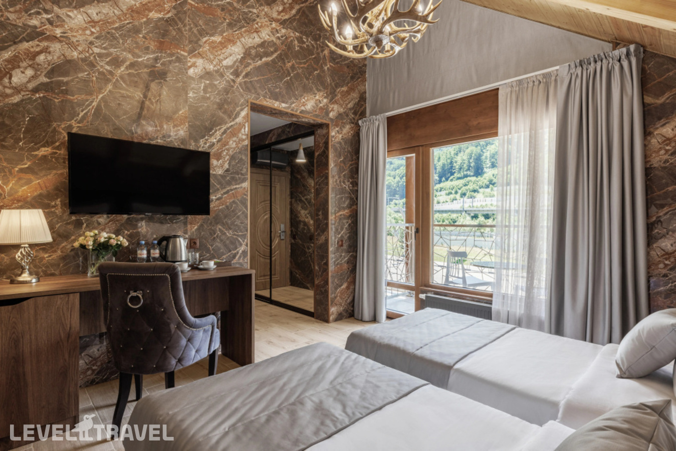 фотографии номера Делюкс с балконом (две односпальные кровати) отеля Stellar Collection Chalet hotel в Россия(Эсто-Садок) - фото №23