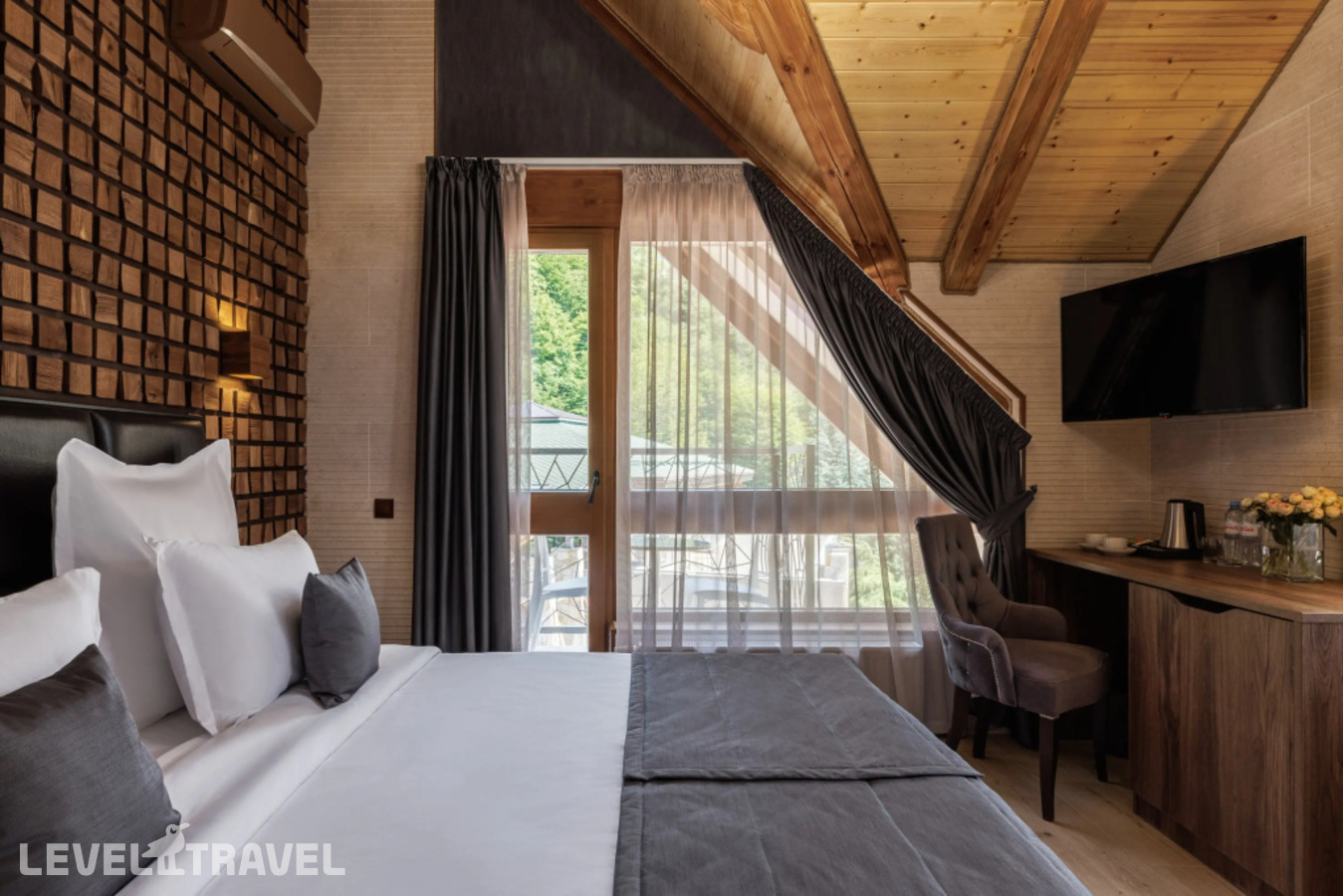 фотографии номера Делюкс с балконом (две односпальные кровати) отеля Stellar Collection Chalet hotel в Россия(Эсто-Садок) - фото №27
