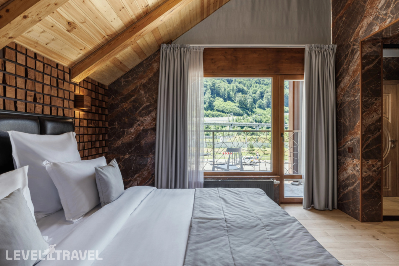 фотографии номера Делюкс с балконом (две односпальные кровати) отеля Stellar Collection Chalet hotel в Россия(Эсто-Садок) - фото №13