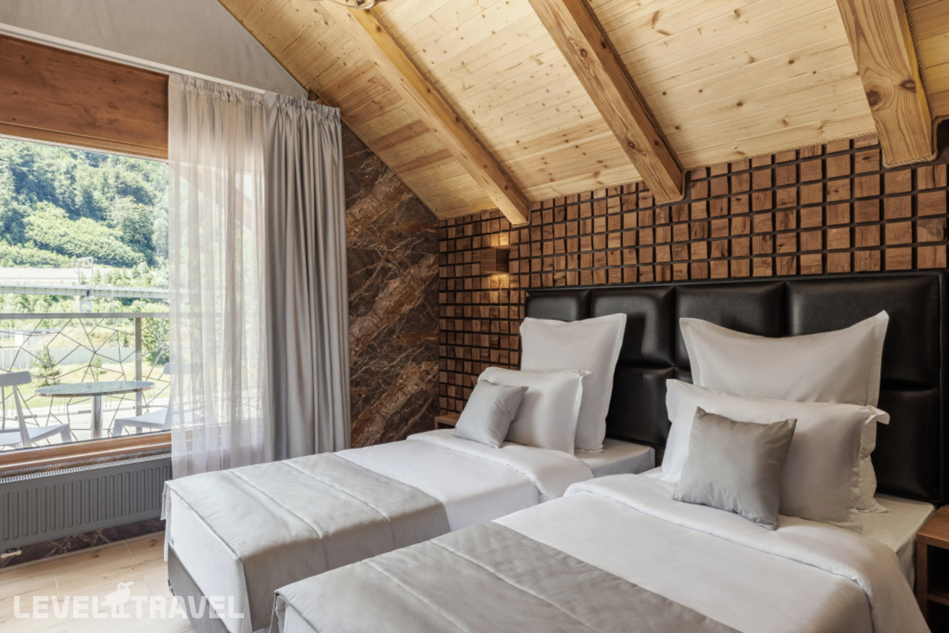 фотографии номера Делюкс с балконом (две односпальные кровати) отеля Stellar Collection Chalet hotel в Россия(Эсто-Садок) - фото №22