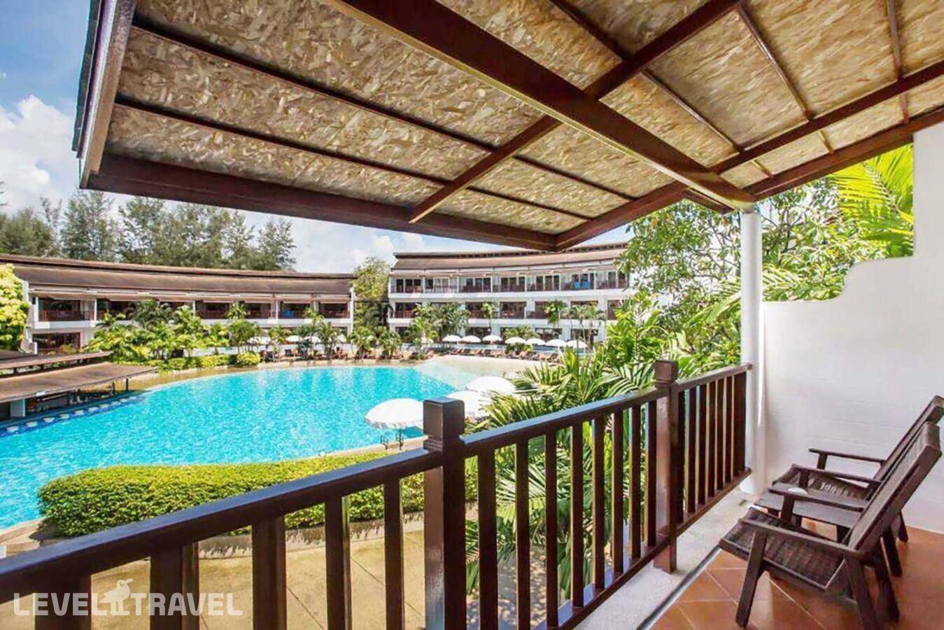 фотографии номера Делюкс с видом на бассейн отеля Arinara Beach Resort Phuket (Ex. Arinara Bangtao Beach Resort) в Таиланд(Банг Тао Бич) - фото №2