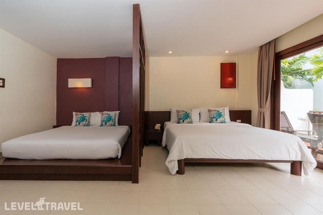 фотографии номера Делюкс с видом на бассейн отеля Arinara Beach Resort Phuket (Ex. Arinara Bangtao Beach Resort) в Таиланд(Банг Тао Бич) - фото №1