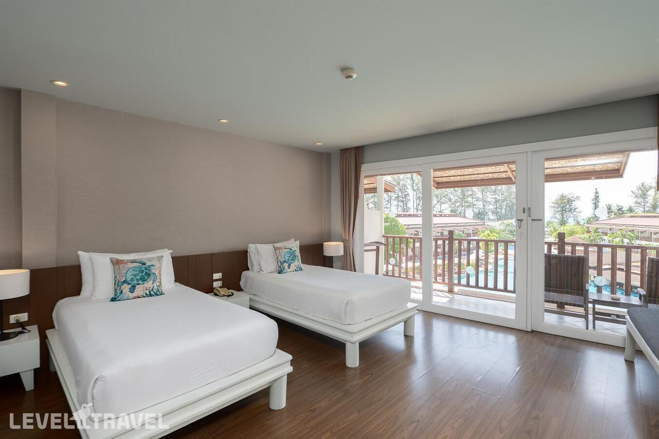 фотографии номера Студия с видом на бассейн отеля Arinara Beach Resort Phuket (Ex. Arinara Bangtao Beach Resort) в Таиланд(Банг Тао Бич) - фото №2