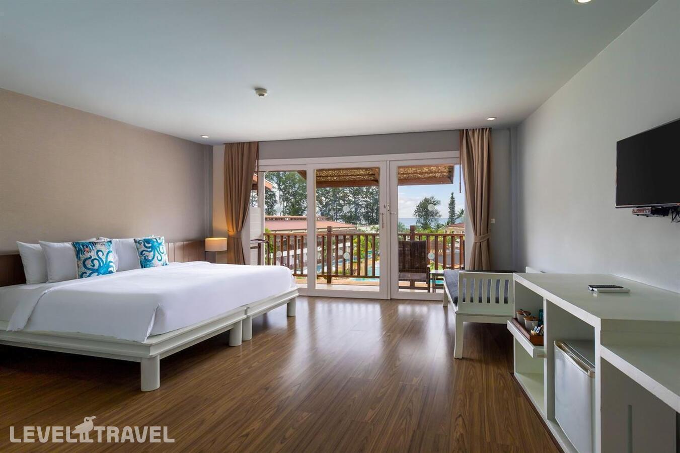 фотографии номера Студия с видом на бассейн отеля Arinara Beach Resort Phuket (Ex. Arinara Bangtao Beach Resort) в Таиланд(Банг Тао Бич) - фото №1
