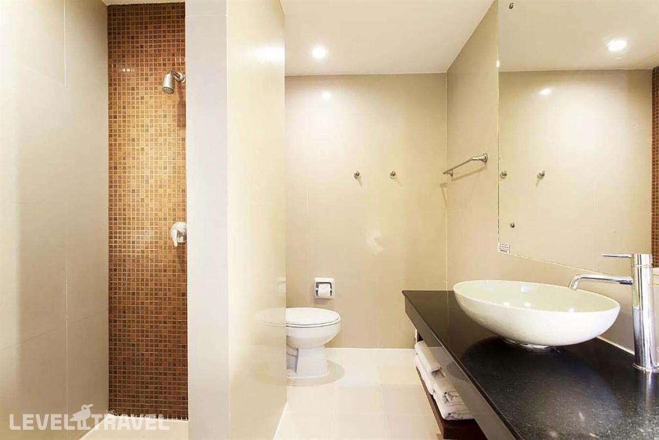 фотографии номера Номер с видом на сад и выходом к бассейну отеля Arinara Beach Resort Phuket (Ex. Arinara Bangtao Beach Resort) в Таиланд(Банг Тао Бич) - фото №3