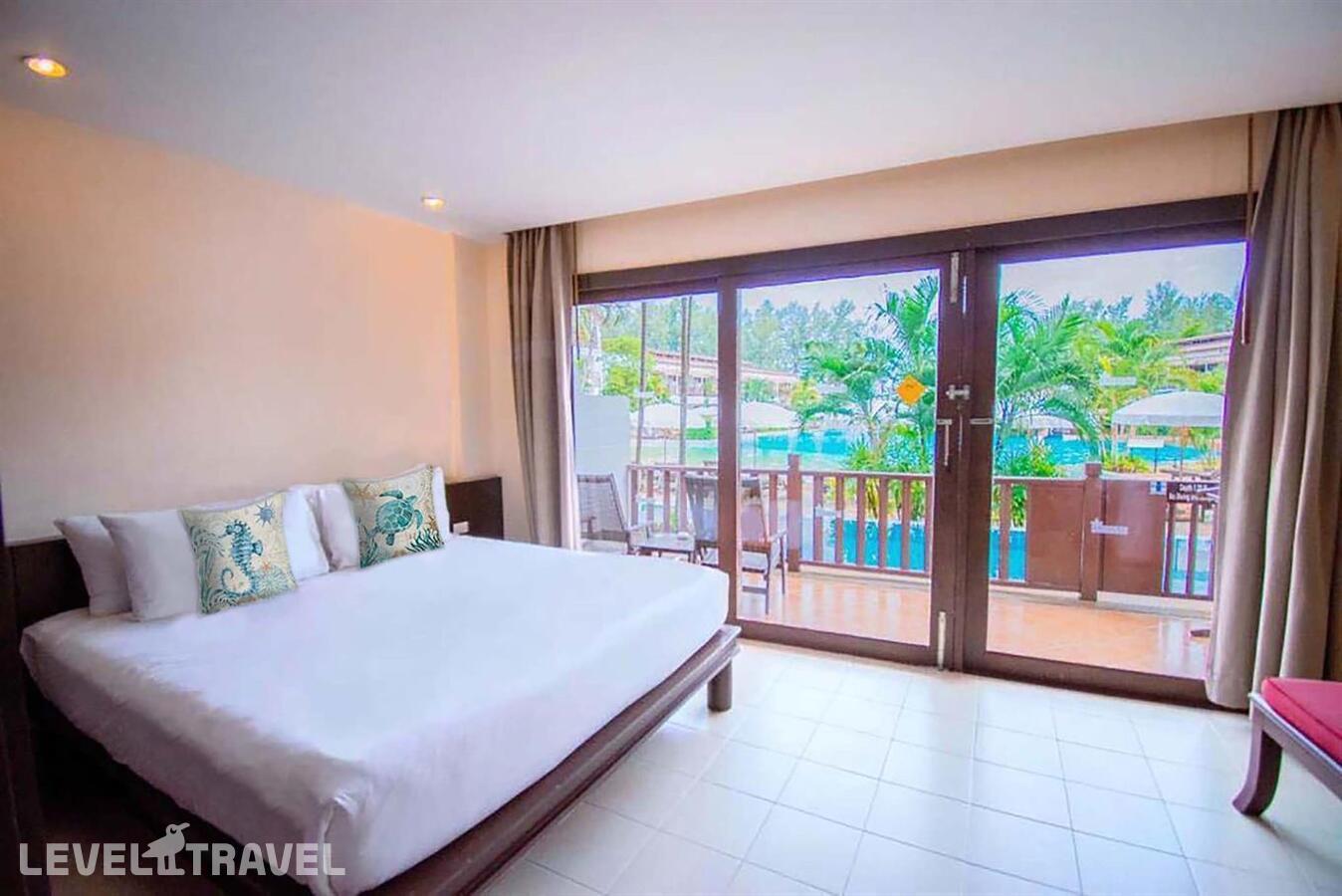 фотографии номера Номер с видом на бассейн и с выходом к бассейну отеля Arinara Beach Resort Phuket (Ex. Arinara Bangtao Beach Resort) в Таиланд(Банг Тао Бич) - фото №1