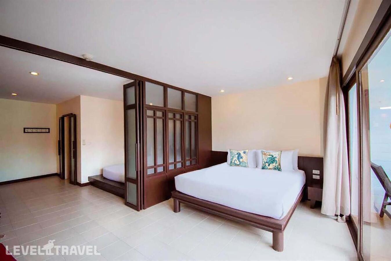 фотографии номера Номер с видом на бассейн и с выходом к бассейну отеля Arinara Beach Resort Phuket (Ex. Arinara Bangtao Beach Resort) в Таиланд(Банг Тао Бич) - фото №3