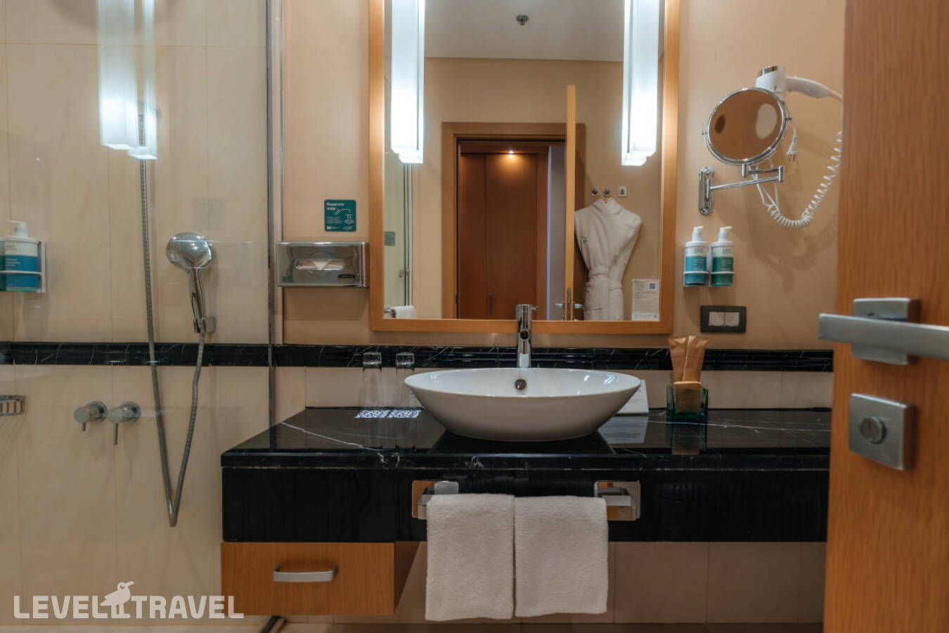 фотографии номера Улучшенный с боковым видом на горы отеля Novotel Resort And Spa Krasnaya Polyana Sochi (Бывш. Горки Отель) в Россия(курорт Красная Поляна 960) - фото №5