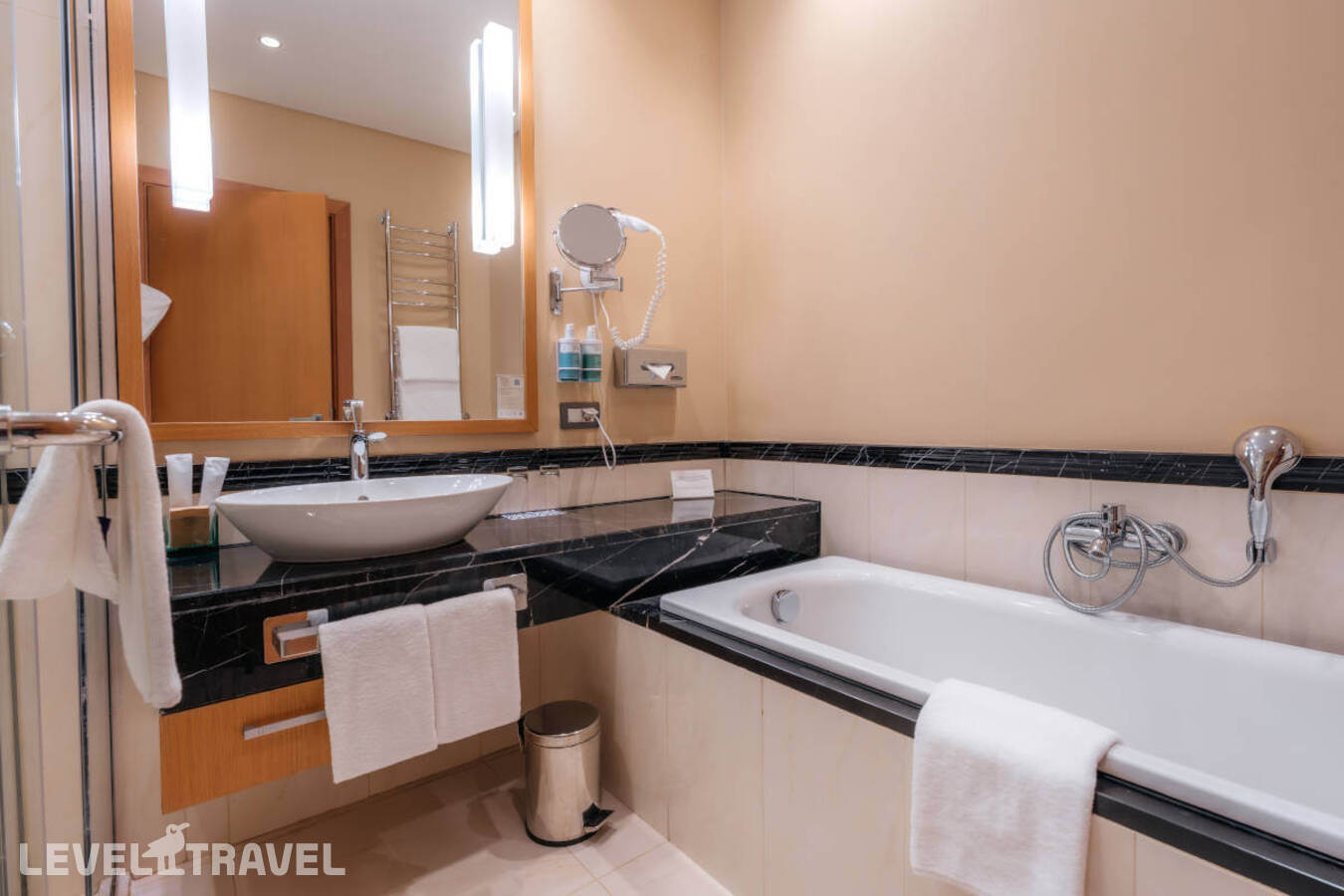 фотографии номера Улучшенный с видом на бассейн отеля Novotel Resort And Spa Krasnaya Polyana Sochi (Бывш. Горки Отель) в Россия(курорт Красная Поляна 960) - фото №4