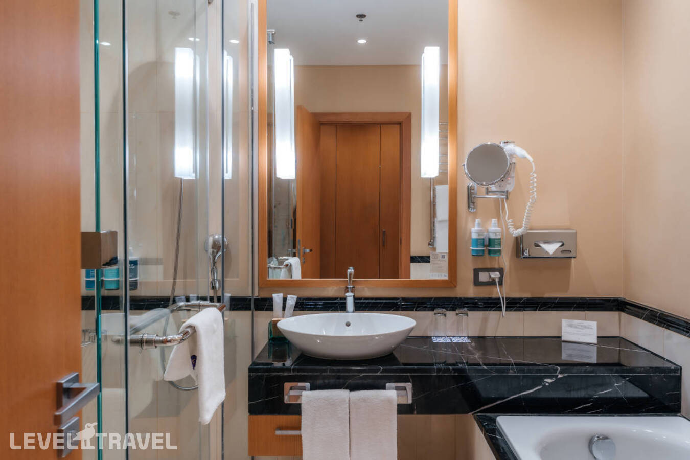 фотографии номера Улучшенный с видом на бассейн отеля Novotel Resort And Spa Krasnaya Polyana Sochi (Бывш. Горки Отель) в Россия(курорт Красная Поляна 960) - фото №5