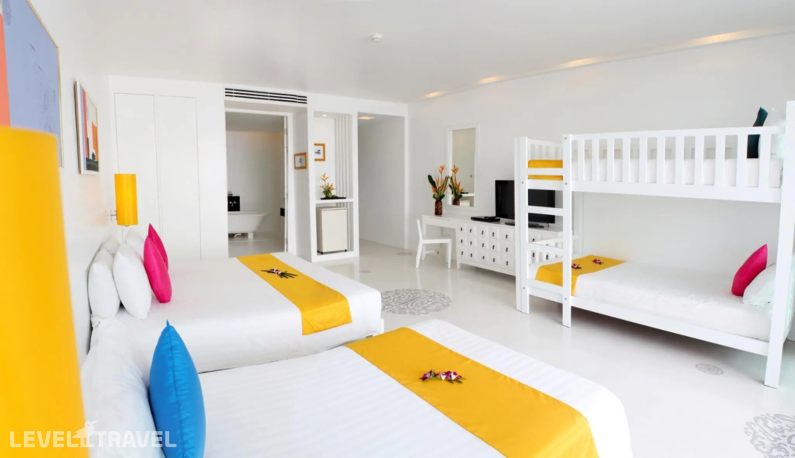 фотографии номера Номер Serene Wing Deluxe Family отеля The Old Phuket Karon Beach Resort в Таиланд(Карон Бич) - фото №2