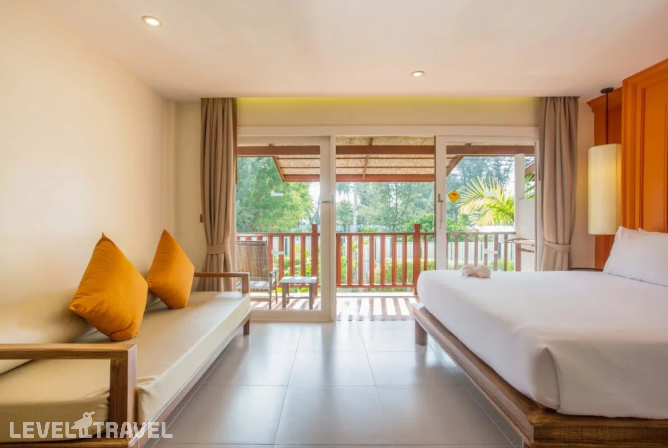 фотографии номера Гранд Делюкс с видом на сад отеля Arinara Beach Resort Phuket (Ex. Arinara Bangtao Beach Resort) в Таиланд(Банг Тао Бич) - фото №3
