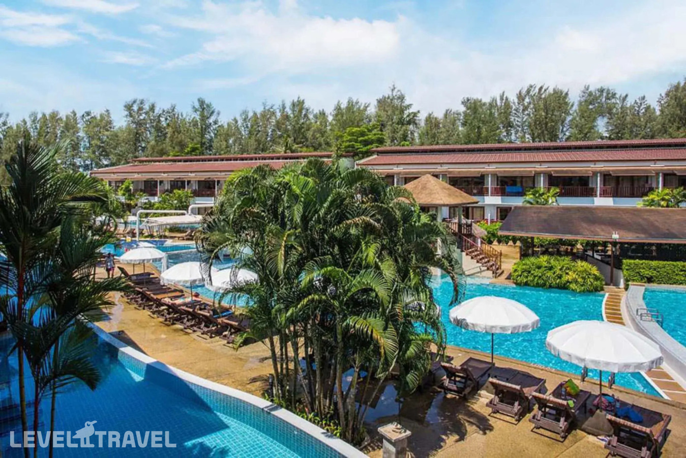 фотографии номера Делюкс Гранд с видом на бассейн отеля Arinara Beach Resort Phuket (Ex. Arinara Bangtao Beach Resort) в Таиланд(Банг Тао Бич) - фото №4