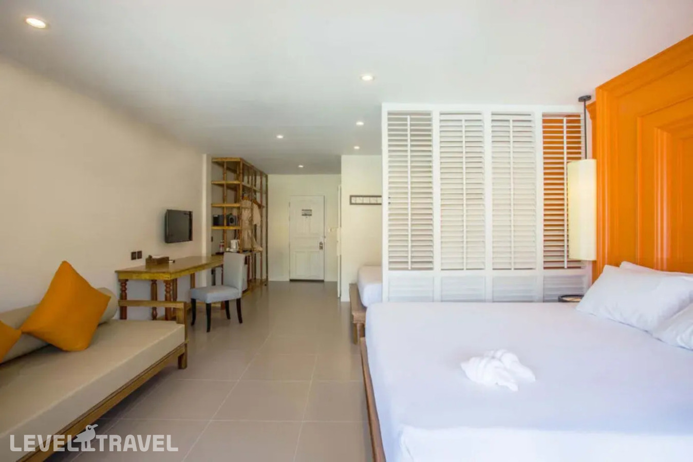 фотографии номера Делюкс Гранд с видом на бассейн отеля Arinara Beach Resort Phuket (Ex. Arinara Bangtao Beach Resort) в Таиланд(Банг Тао Бич) - фото №3
