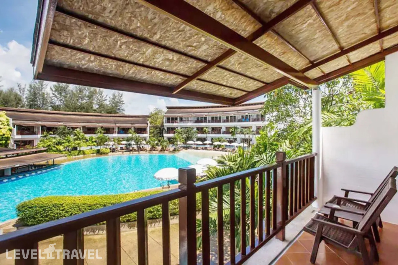 фотографии номера Делюкс Гранд с видом на бассейн отеля Arinara Beach Resort Phuket (Ex. Arinara Bangtao Beach Resort) в Таиланд(Банг Тао Бич) - фото №5