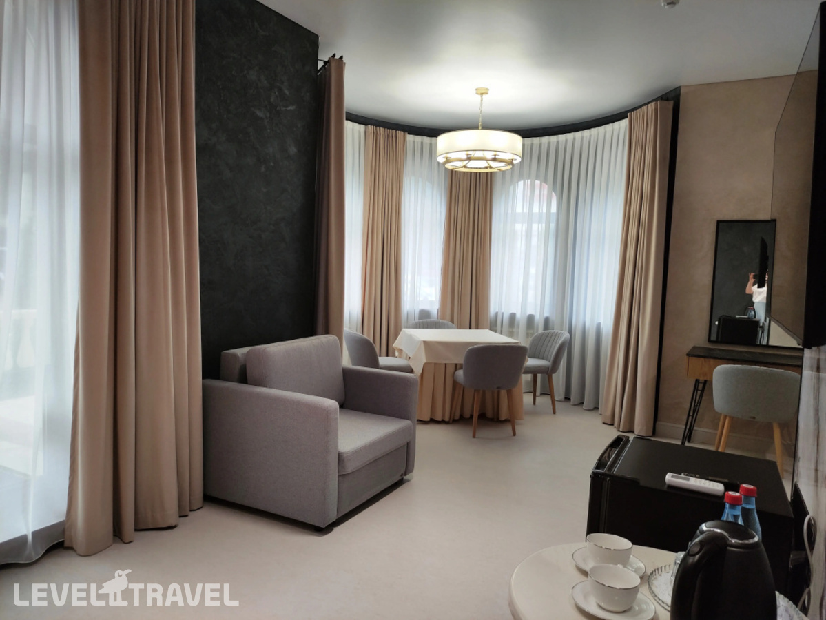 фотографии номера Двухместный Джуниор Сьют Комфорт (двуспальная кровать) отеля Плаза Ессентуки в Россия(Ессентуки) - фото №2