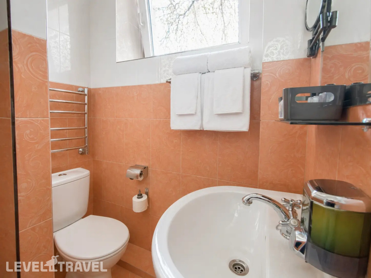 фотографии номера Двухместный полулюкс (2 и 3 корпус) (двуспальная кровать) отеля К-Визит Отель в Россия(Приморский район) - фото №9