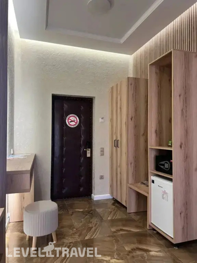 фотографии номера Двухместный номер с французским балконом Делюкс (2 отдельные кровати) отеля Ночной Квартал в Россия(Пятигорск) - фото №6