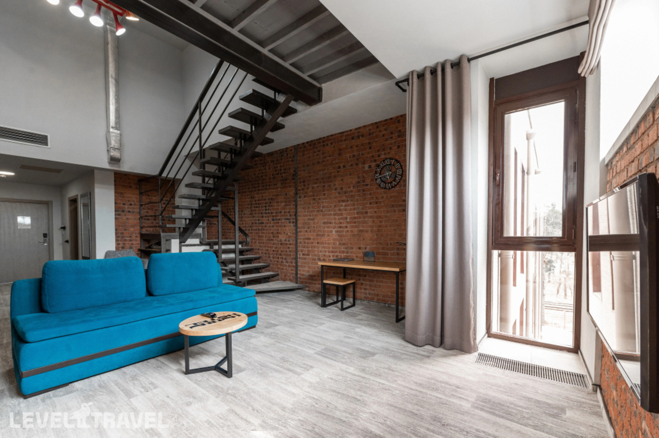 фотографии номера Двухместный номер высшей категории LUXE LOFT (двуспальная кровать) отеля Hunnu (Хунну) в Россия(Улан-Удэ) - фото №1