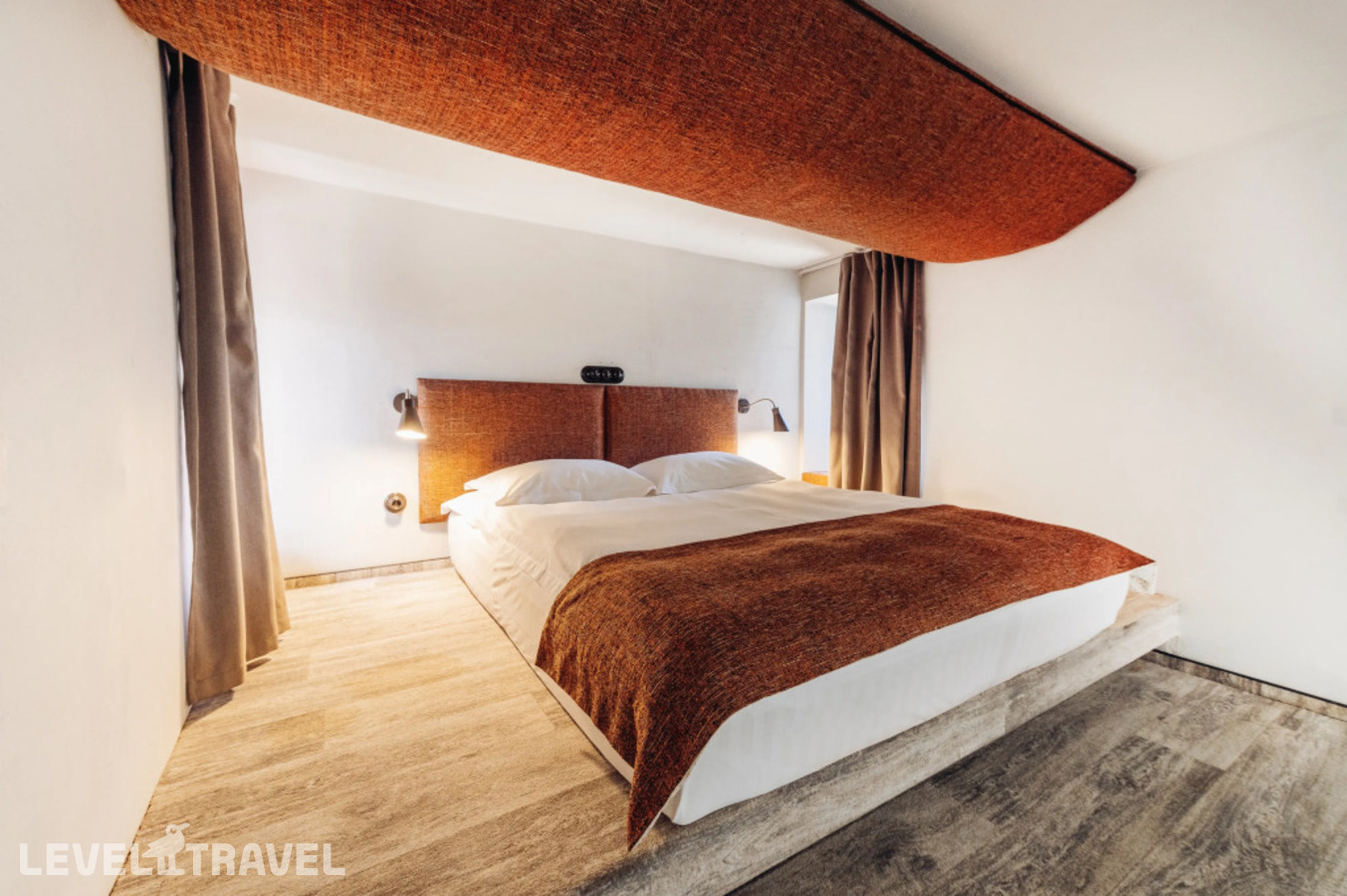 фотографии номера Двухместный номер высшей категории LUXE LOFT (двуспальная кровать) отеля Hunnu (Хунну) в Россия(Улан-Удэ) - фото №4