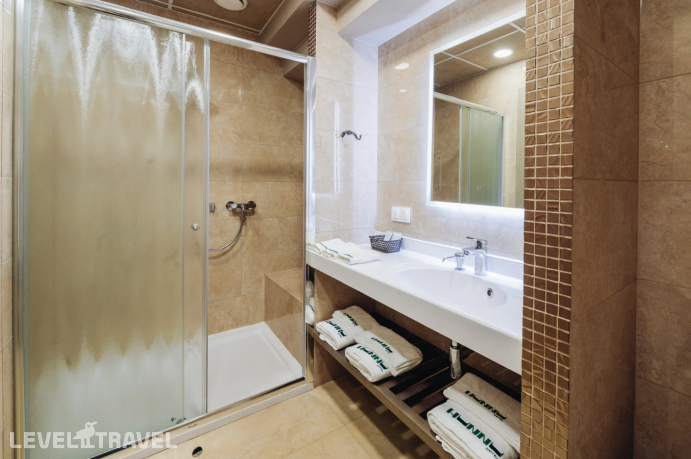 фотографии номера Двухместный номер высшей категории LUXE LOFT (двуспальная кровать) отеля Hunnu (Хунну) в Россия(Улан-Удэ) - фото №5